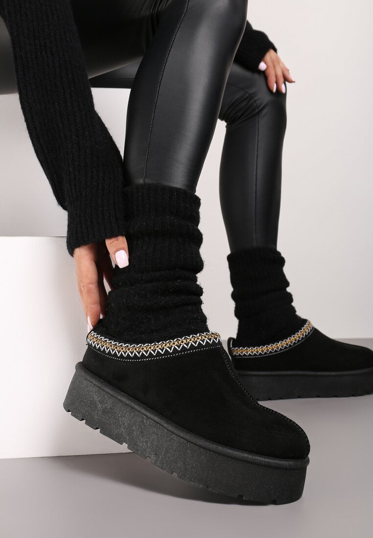 Czarne Śniegowce Wsuwane na Grubej Podeszwie z Wyszywaną Ozdobą Irinellae