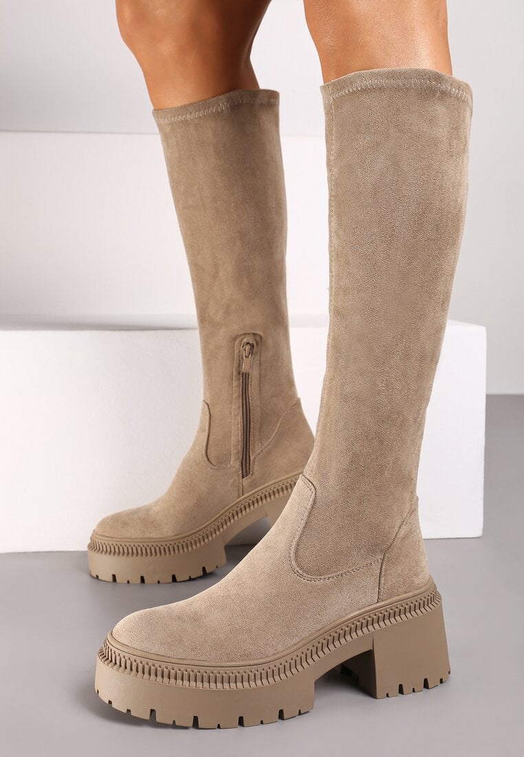 Ciemnobeżowe Długie Kozaki z Elastyczną Cholewką na Grubej Tłoczonej Podeszwie Hantrine