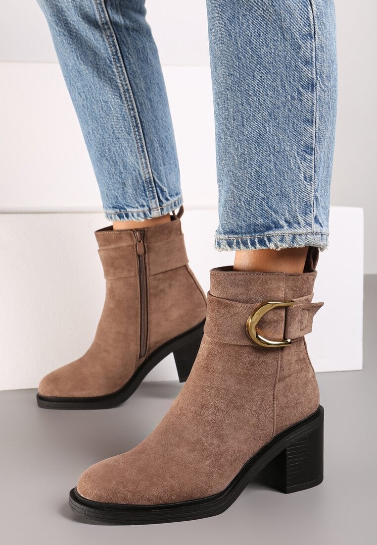 Ciemnobeżowe Botki na Obcasie w Stylu Sztybletów Ozdobione Klamrą Irilisae