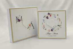 Kartka na ślub w pudełku z inicjałami Młodej Pary, W 34