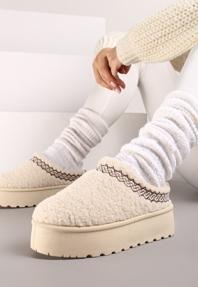 Beżowe Niskie Śniegowce na Grubej Podeszwie Ozdobione Barankowym Futerkiem i Wzorzystym Przeszyciem Aziara