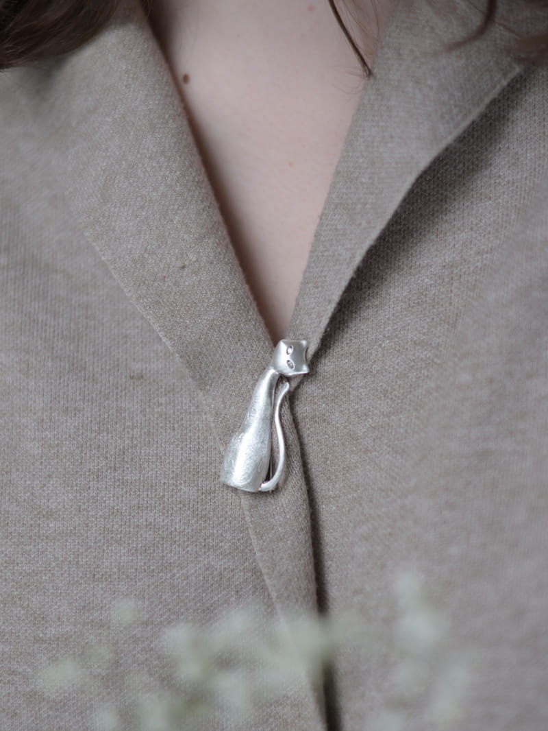 Broszka srebrna z  Kotem białym dużym