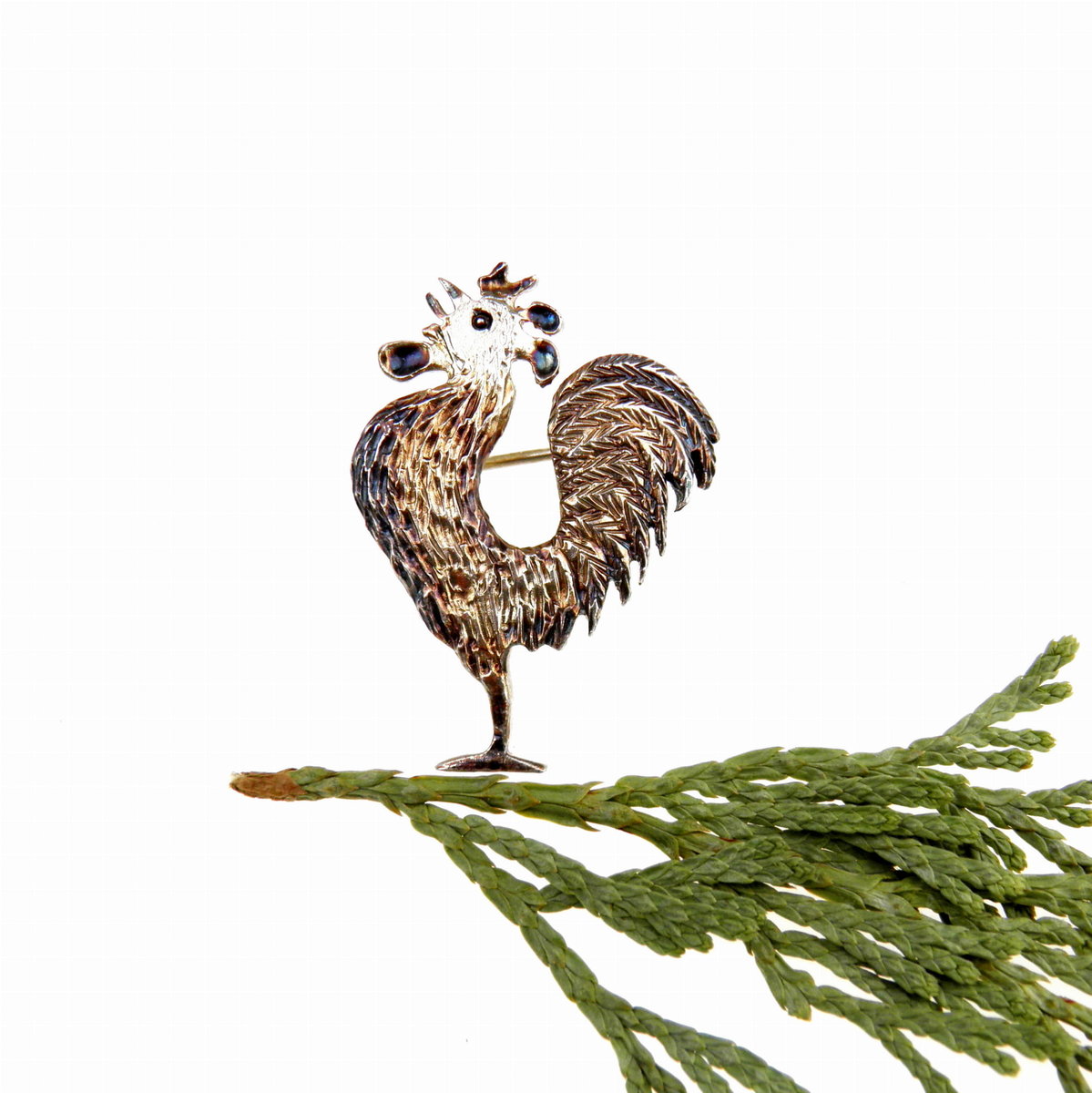Kogucik brązowy mały - broszka srebrna