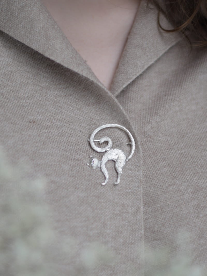 Broszka srebrna- Kot Teofil biały