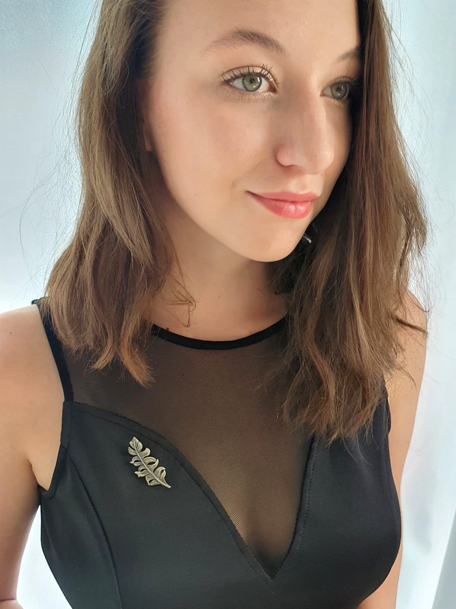 Broszka srebrna - Małe piórko II szare