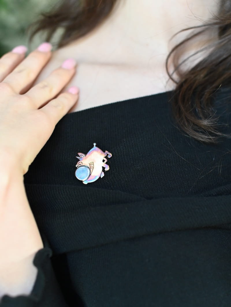 Broszka srebrna- Pies Riko brązowy