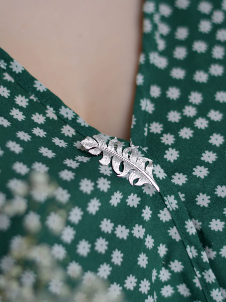 Broszka srebrna - Białe piórko II  małe