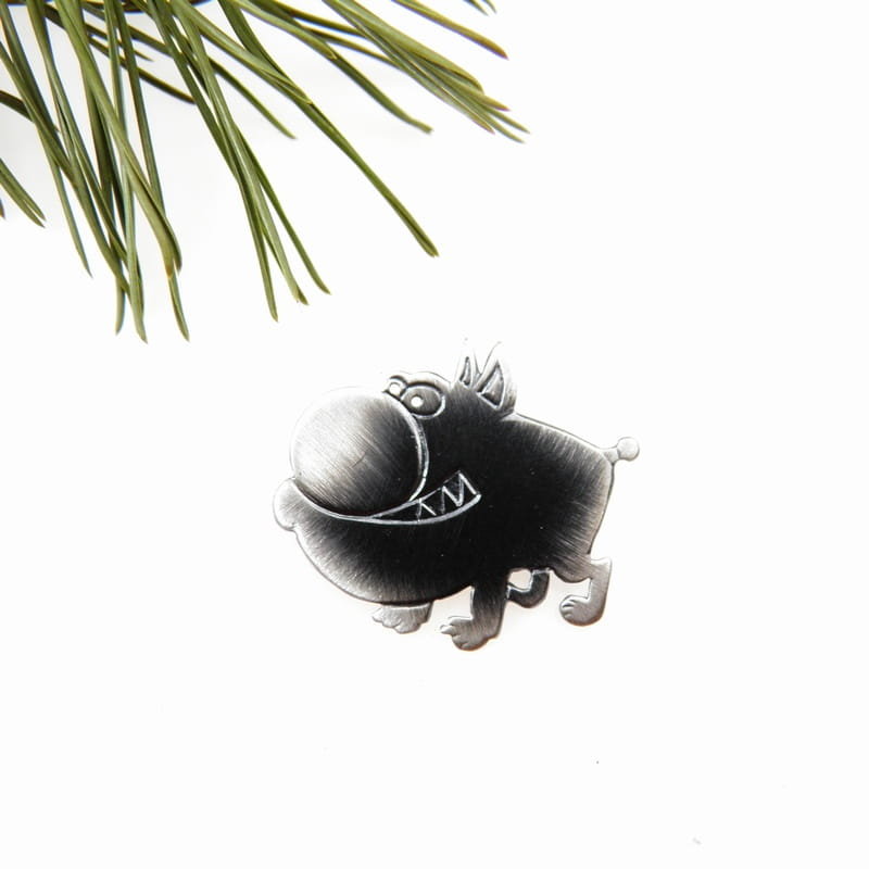 Broszka srebrna -Pies Riko szary