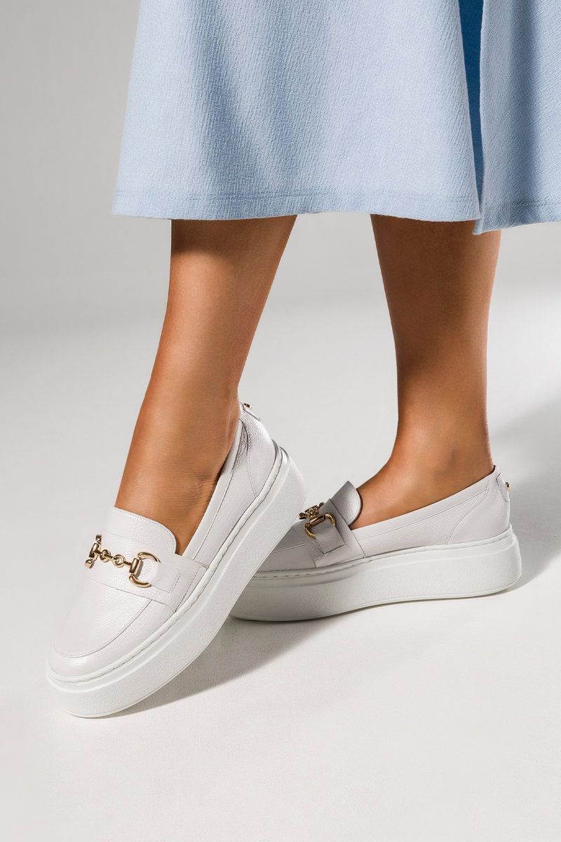 Białe mokasyny skórzane damskie na platformie złota sprzączka PRODUKT POLSKI Casu 2815-129-41