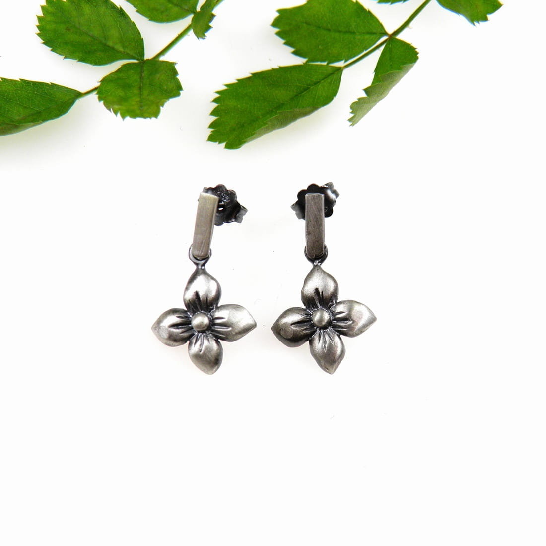 Kolczyki srebrne oksydowane- Kwiat gotycki mały sztyft  II