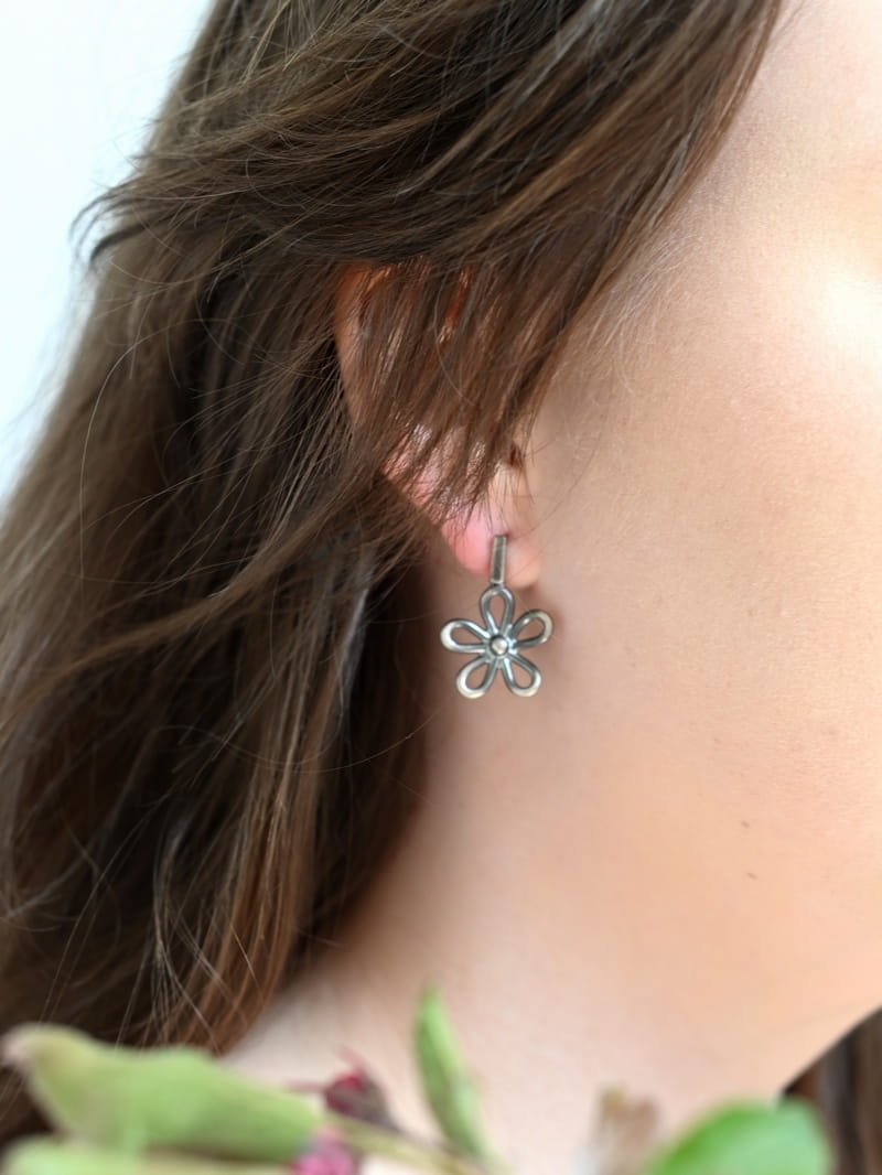 Ażurowy kwiatuszek średni - kolczyki srebrne