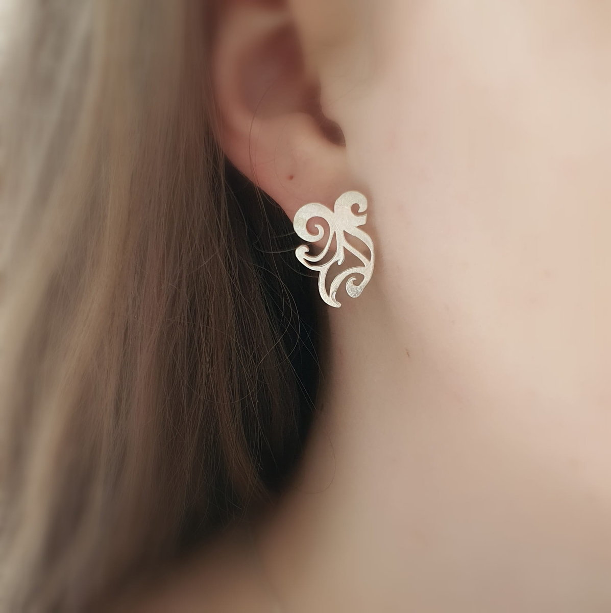 Kolczyki srebrne na sztyftach- Płomyki mini III biale