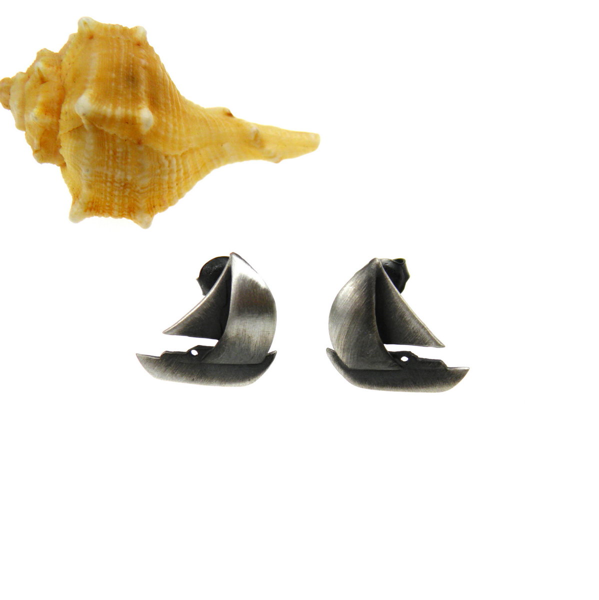 Żaglówka szara - kolczyki srebrne na sztyftach