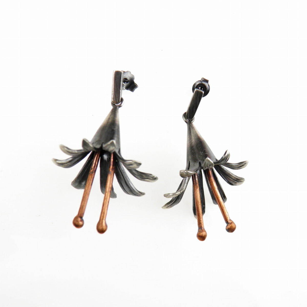 Dzwoneczki III wiszące szare na sztyftach - kolczyki