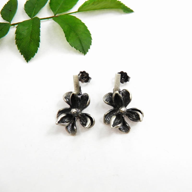 Kolczyki srebrne z kwiatem Magnolii szarej na sztyftach
