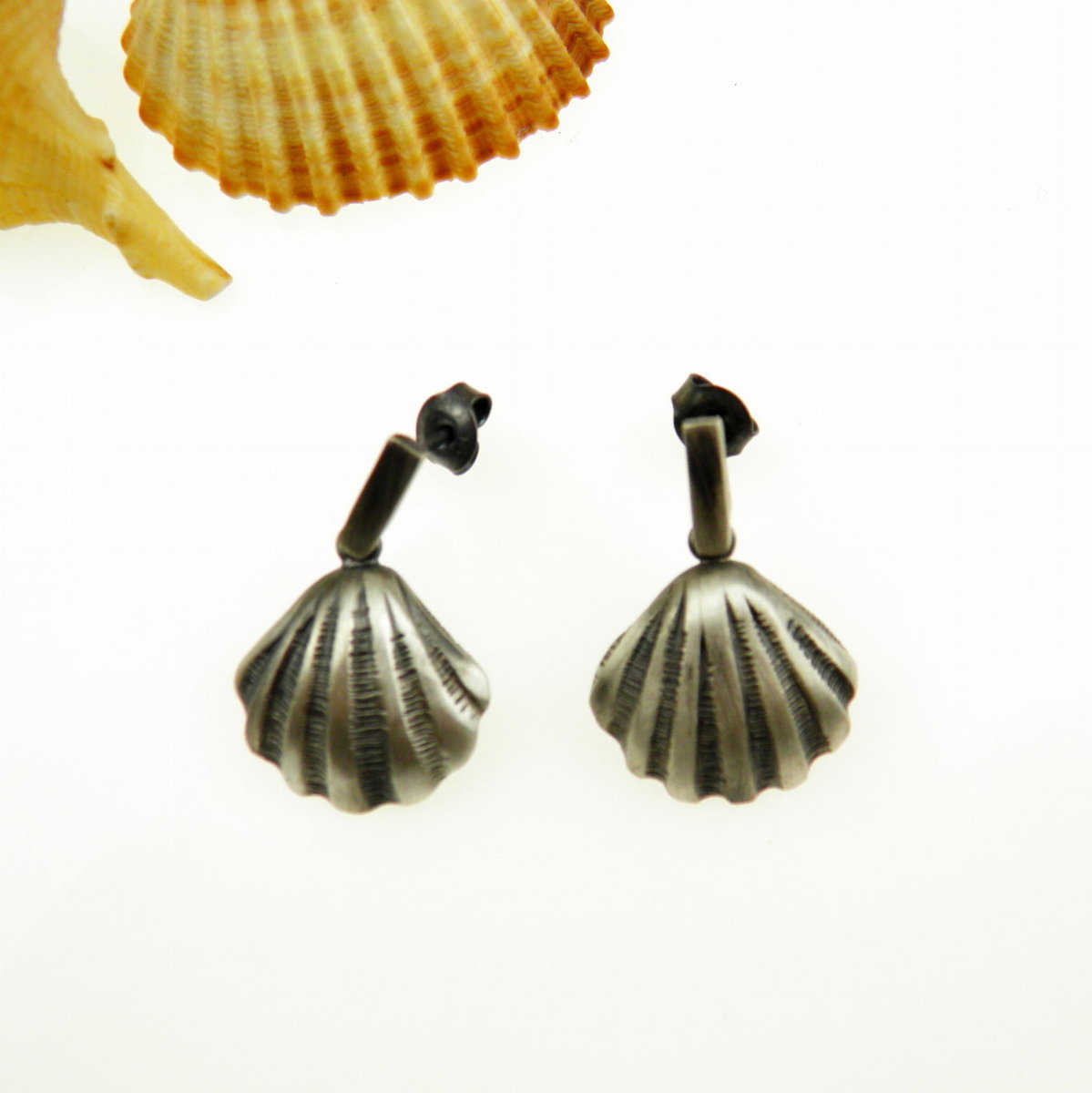 Muszelki grafitowe - kolczyki na sztyftach