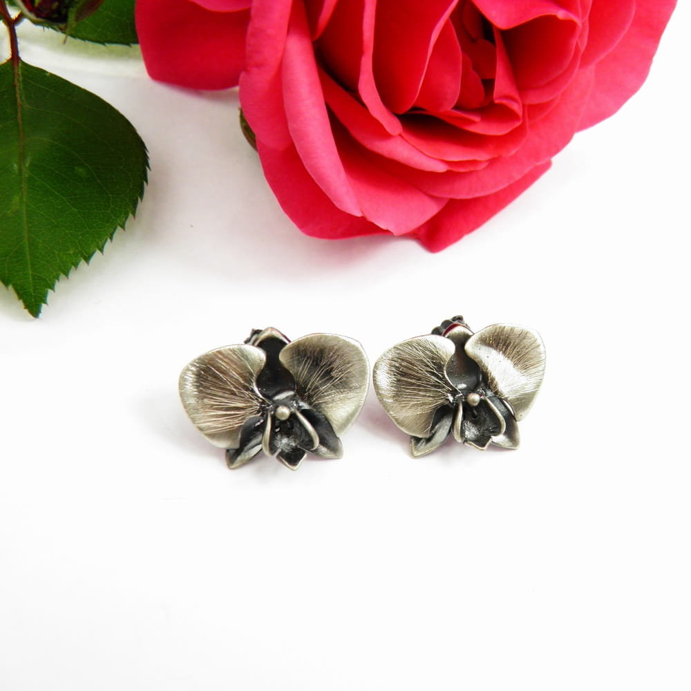 Kolczyki srebrne - Czarna orchidea na sztyftach