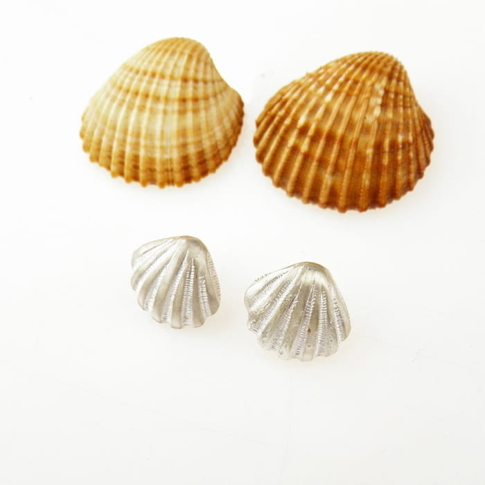 Kolczyki srebrne z muszelkami białymi na sztyftach