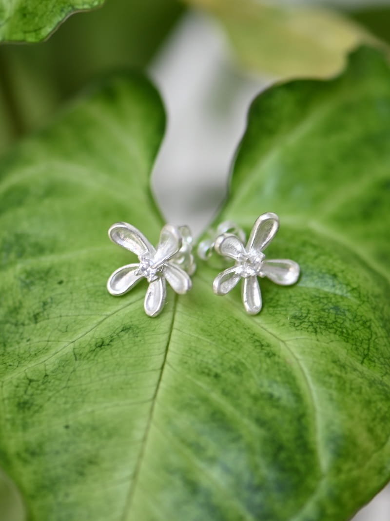 Kolczyki srebrne - Subtelne kwiatuszki białe na sztyftach