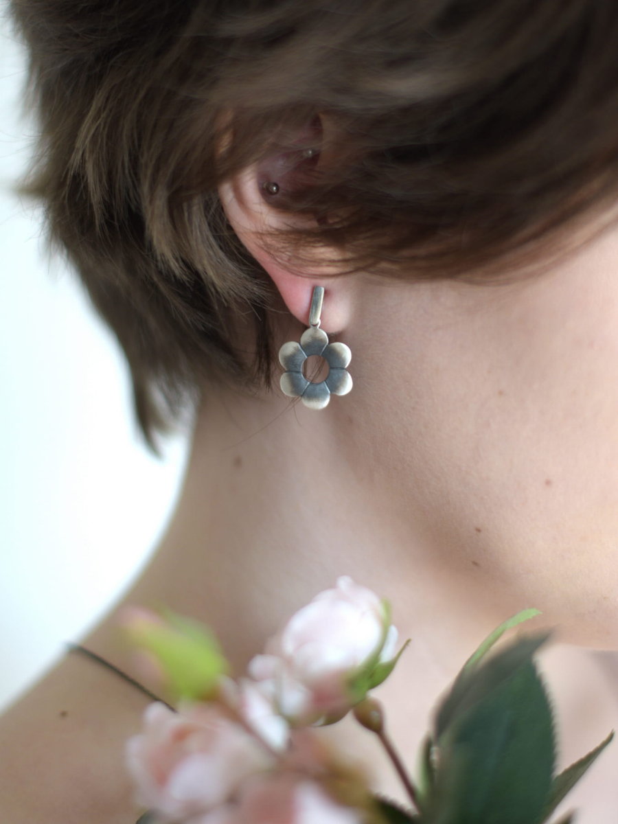 Sześciopłatek średni szary II  - kolczyki