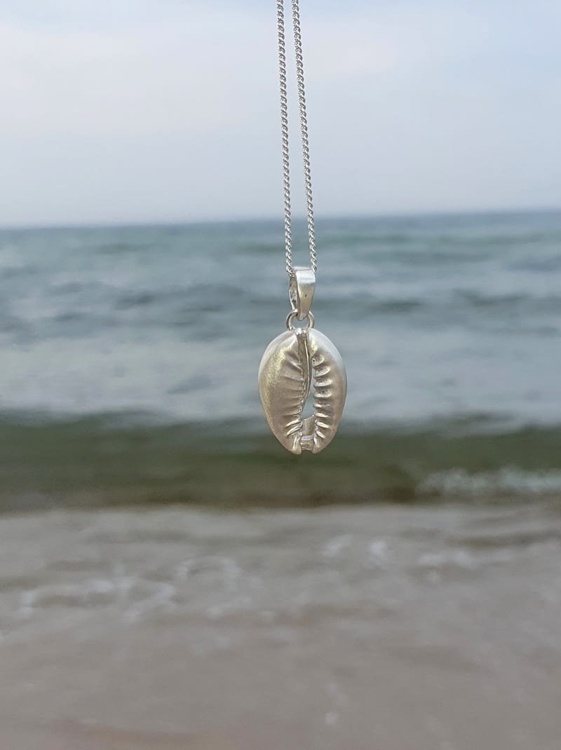 Duża biała zawieszka srebrna z Muszelką Kauri