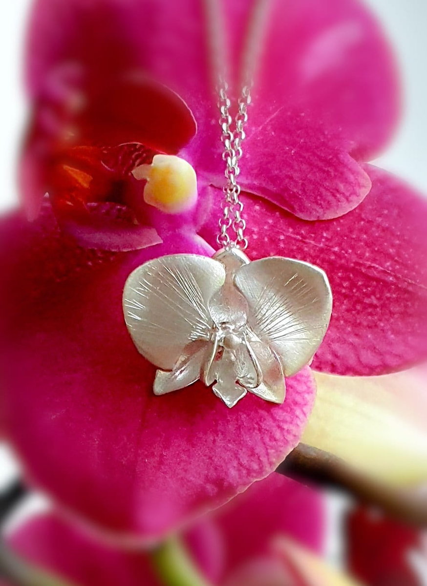 Zawieszka srebrna - Satynowa orchidea  mała