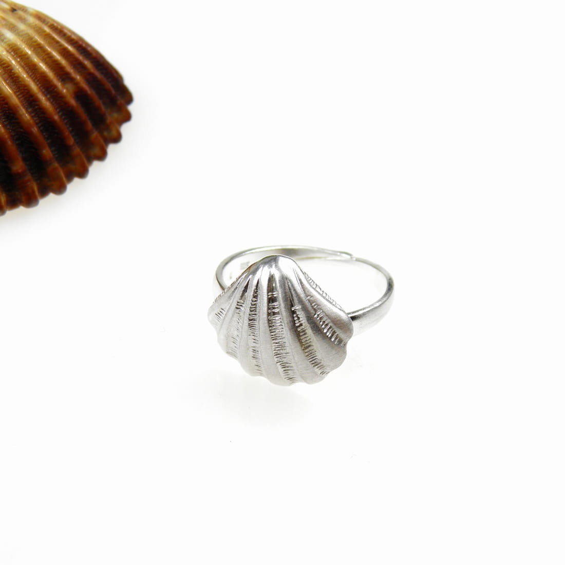 Pierścionek srebrny z małą muszelką białą