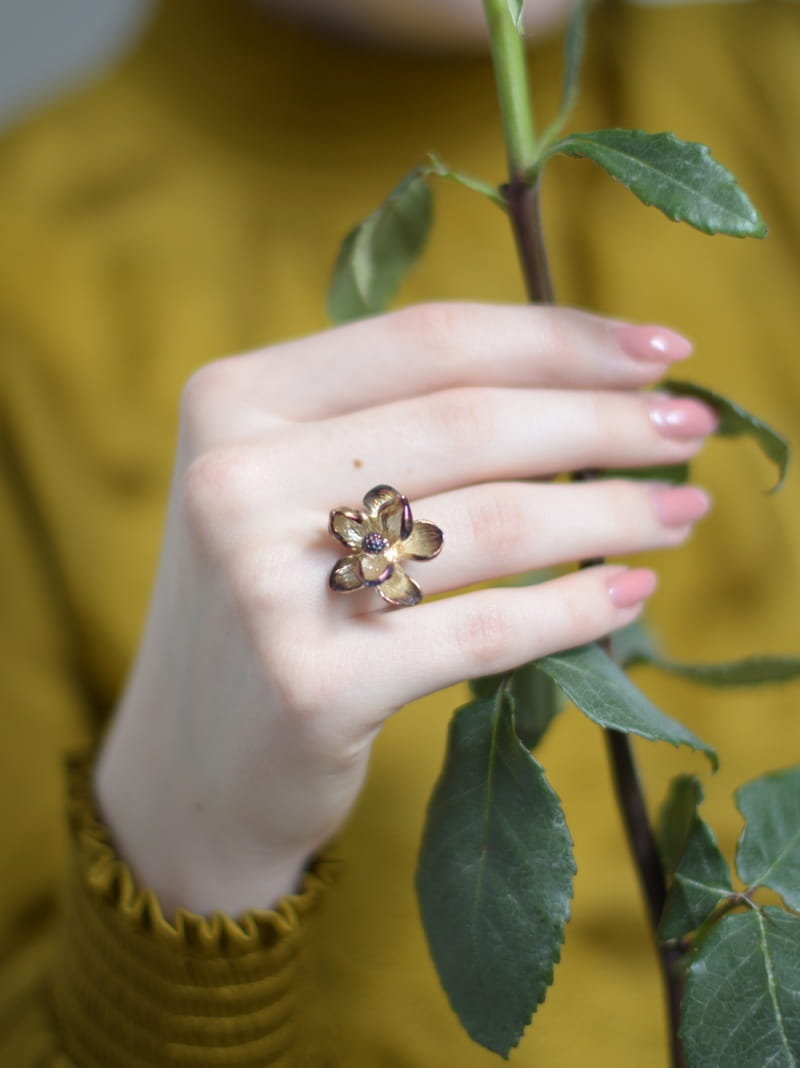 Pierścionek srebrny z Kwiatem Brązowej Magnolii  medium