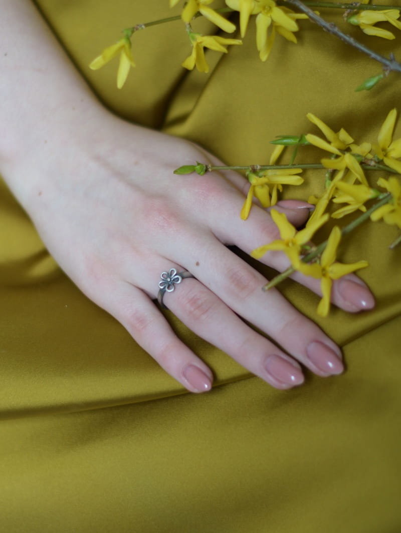 Pierścionek srebrny oksydowany- Ażurowy kwiatuszek