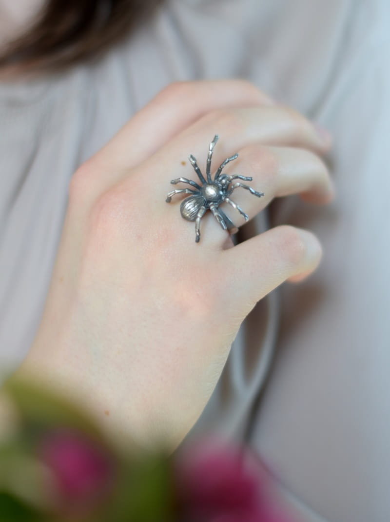 Artystyczny pierścionek srebrny z małym  pająkiem