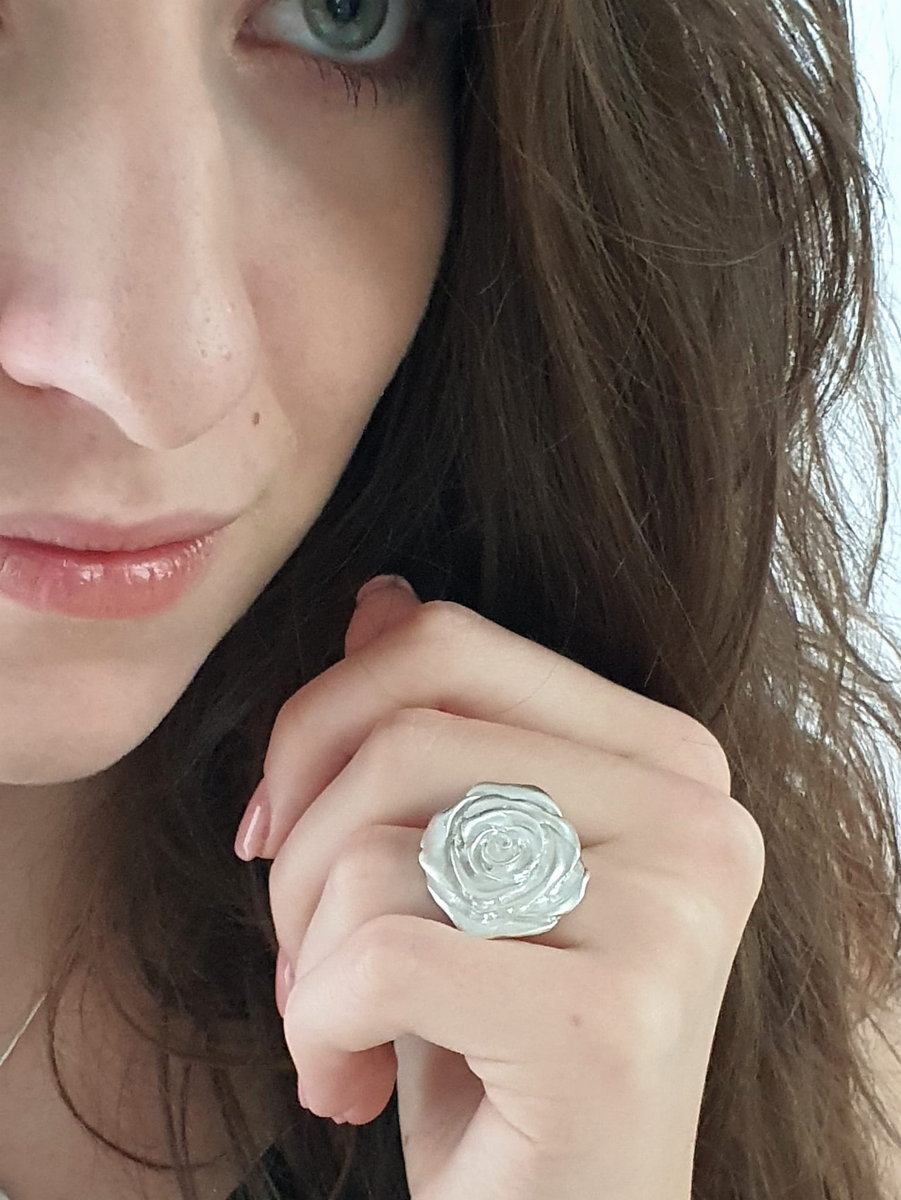 Pierścionek srebrny regulowany - Biała róża duża