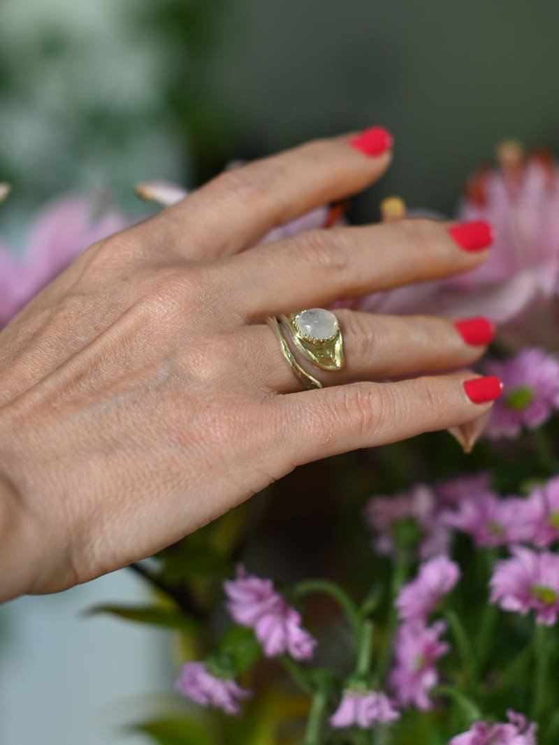 Magiczny pierścionek z kamieniem księżycowym pozłocony