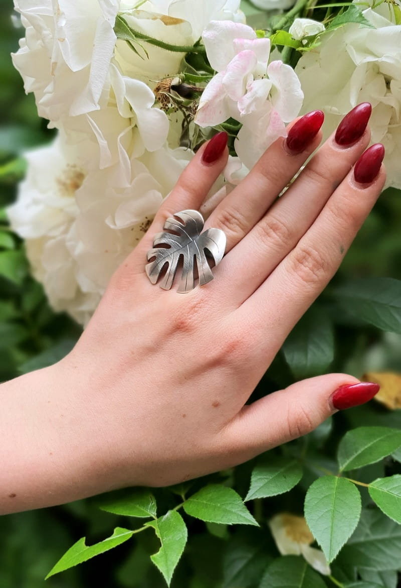 Pierścionek z dużą monsterą