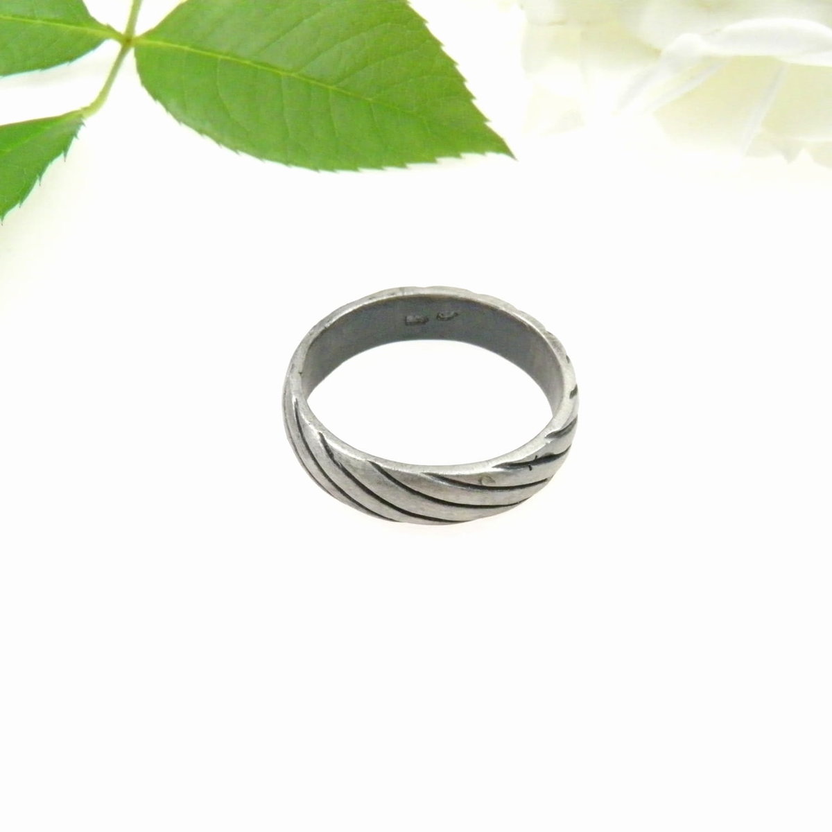 Obrączka srebrna w paski