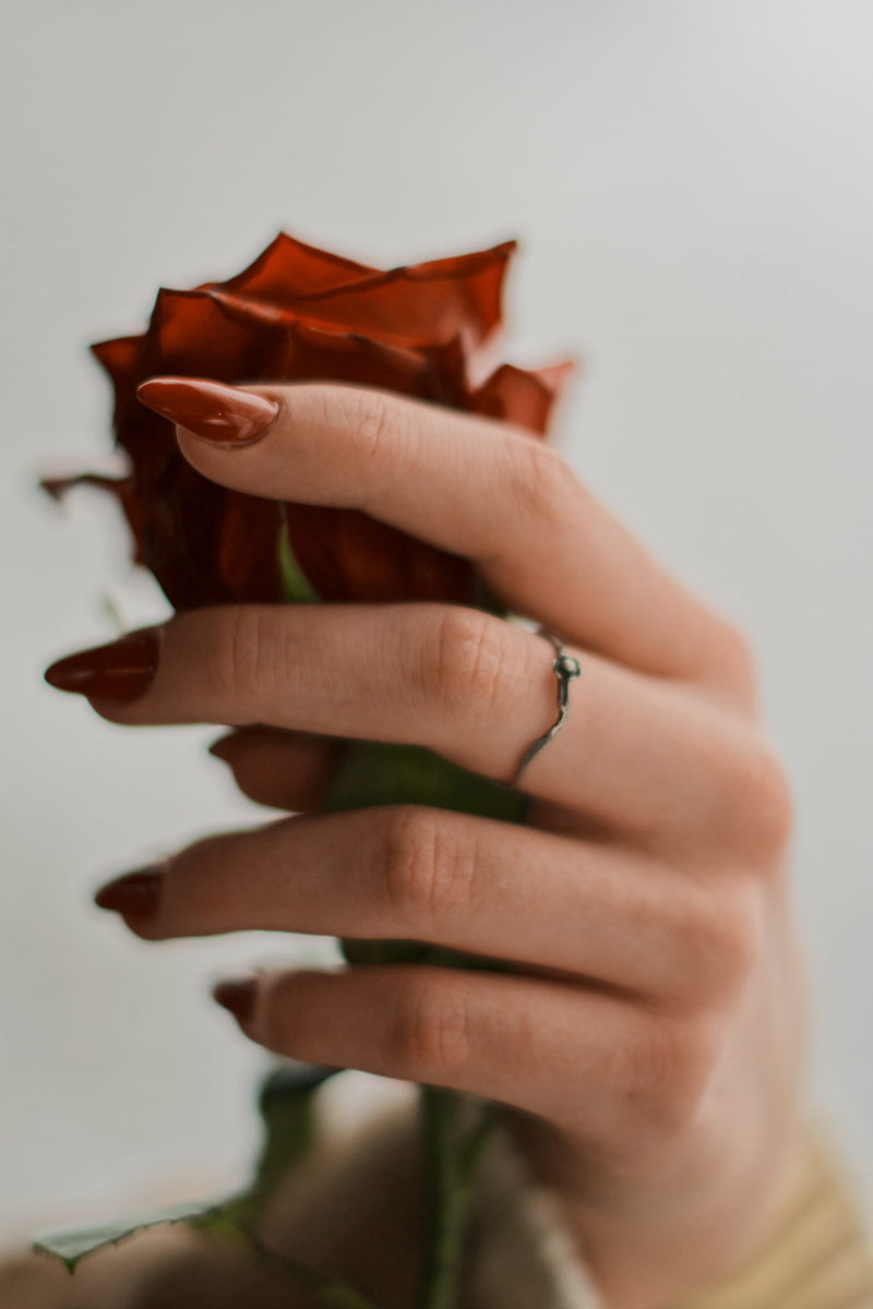 Delikatny kwiatuszek szary - pierścionek srebrny