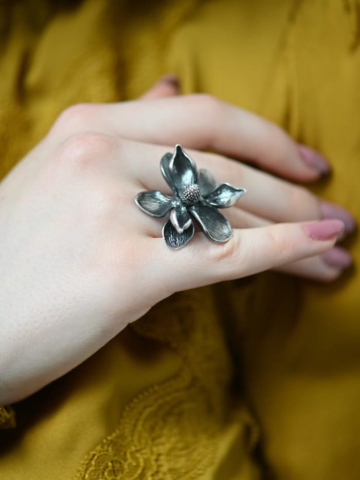 Pierścionek srebrny z dużym Kwiatem Szarej Magnolii biżuteria artystyczna