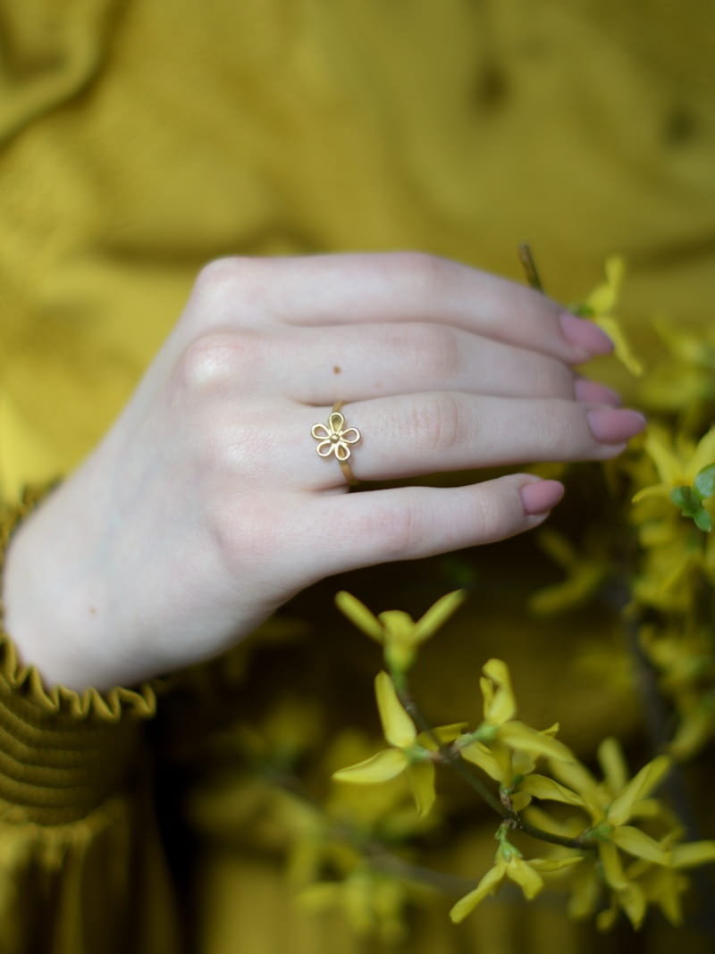 Pierścionek srebrny pozłacany- Ażurowy kwiatuszek