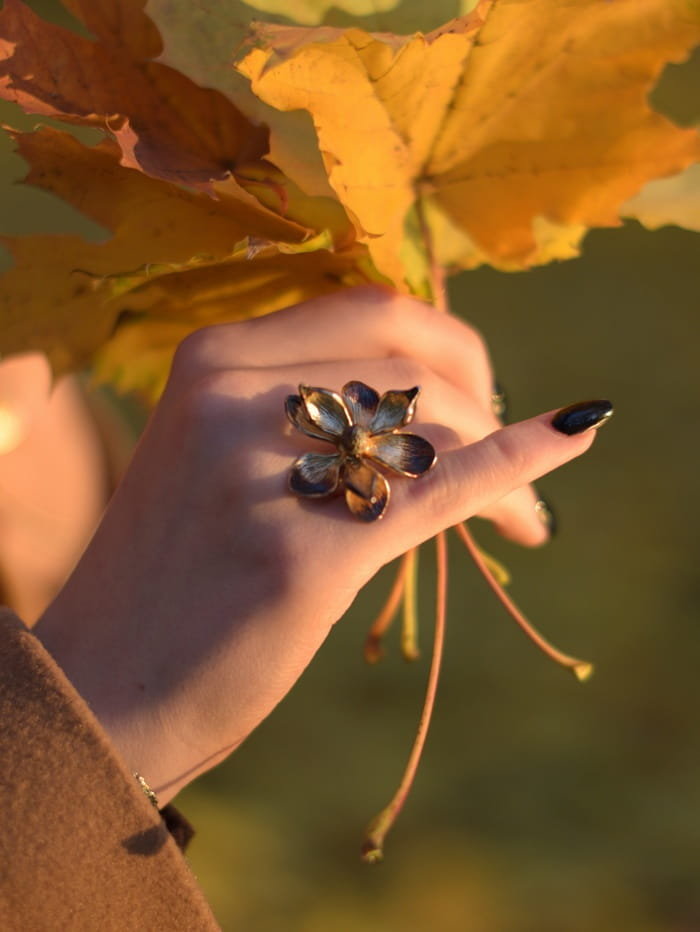 Pierścionek z dużym kwiatem Magnolii brązowy