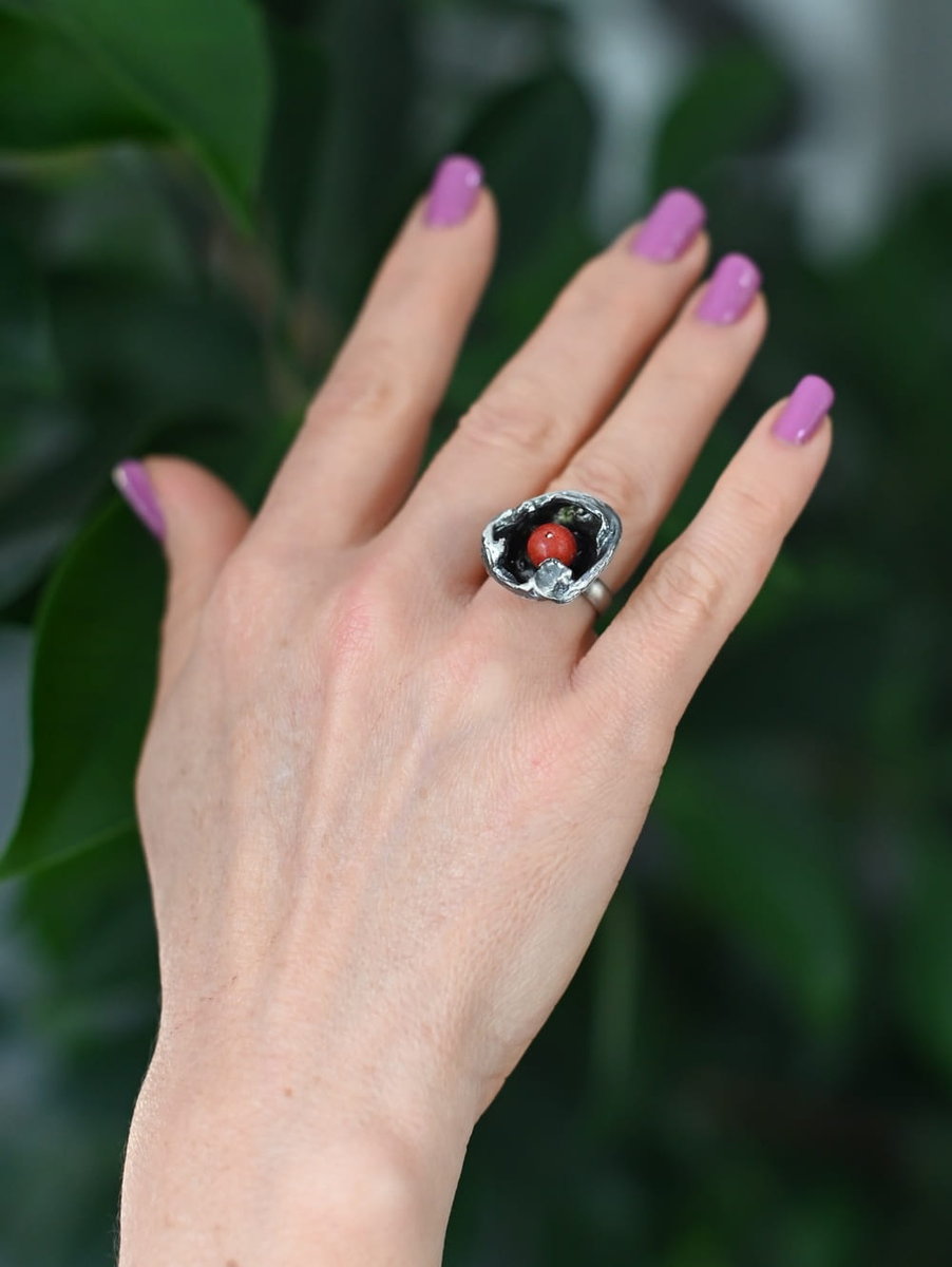 Pierścionek srebrny - Surowe Piękno z koralem