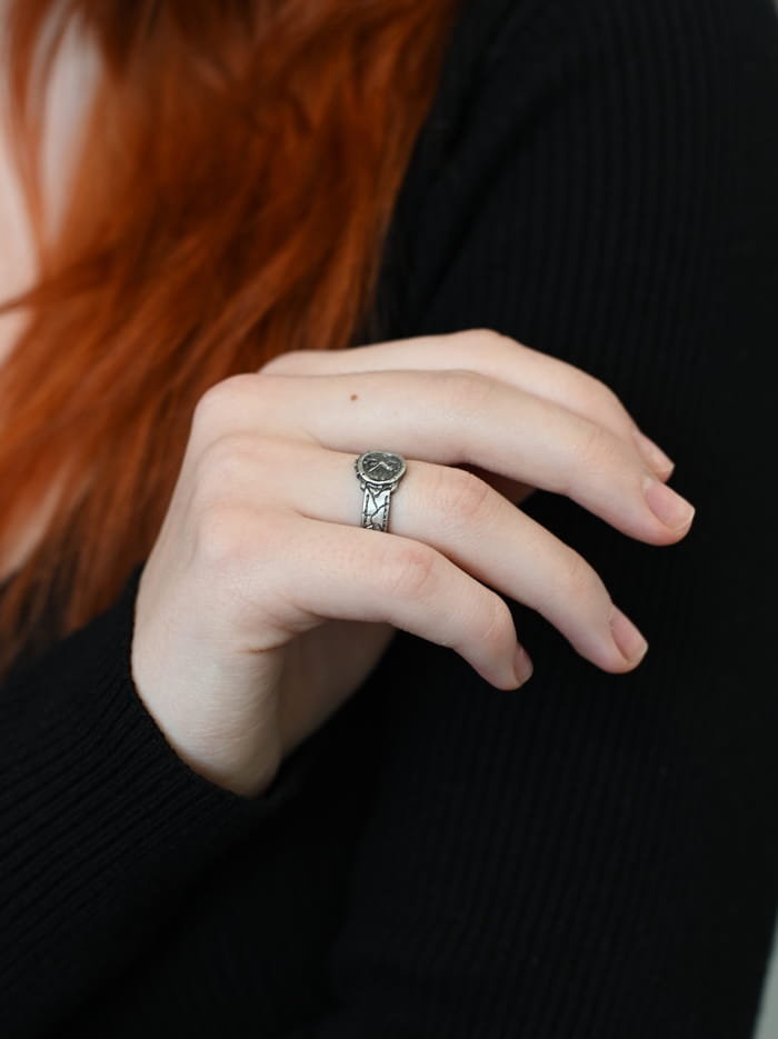 Pierścionek srebrny z zegarkiem