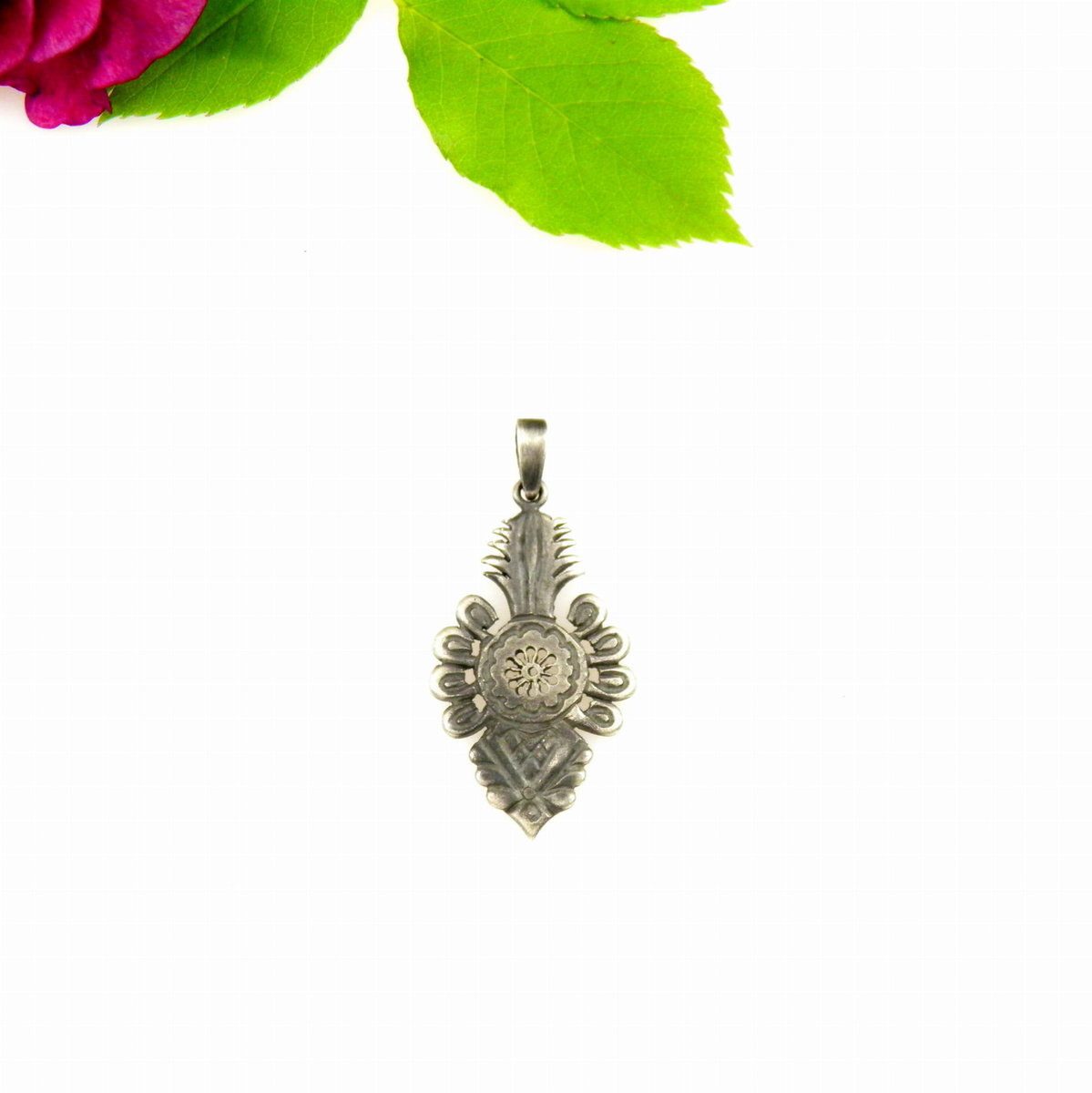 Zawieszka srebrna oksydowana z parzenicą  mała