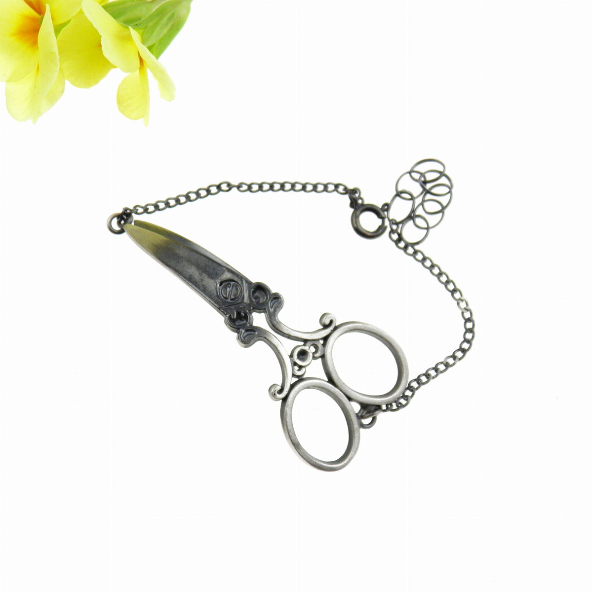 Bransoletka z nożyczkami na łańcuszku