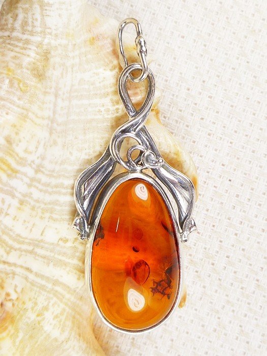 6330-3 Wisiorek Srebro z Bursztynem