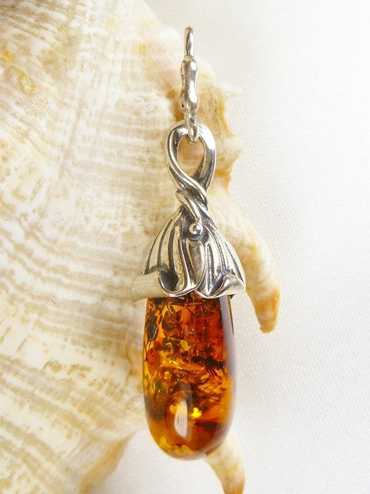 621-83 Wisiorek Srebro z Bursztynem