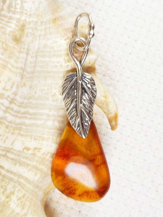 604-77 Wisiorek Srebro z Bursztynem