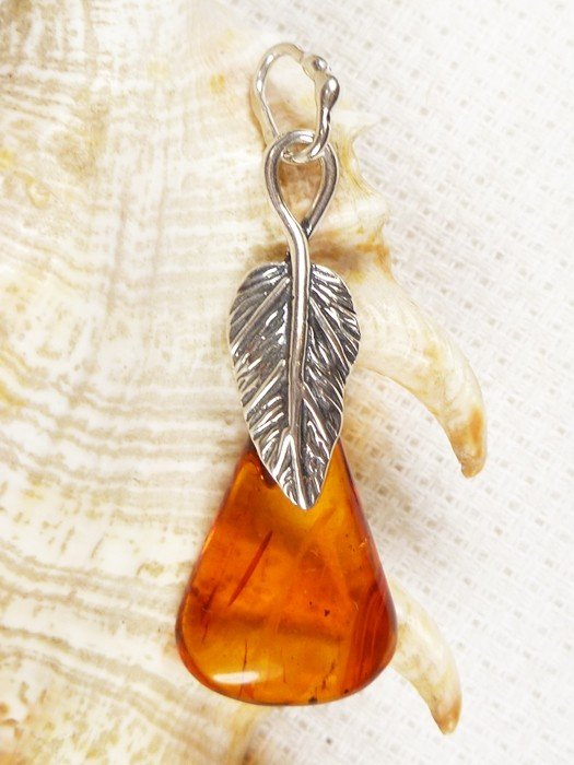 604-79 Wisiorek Srebro z Bursztynem