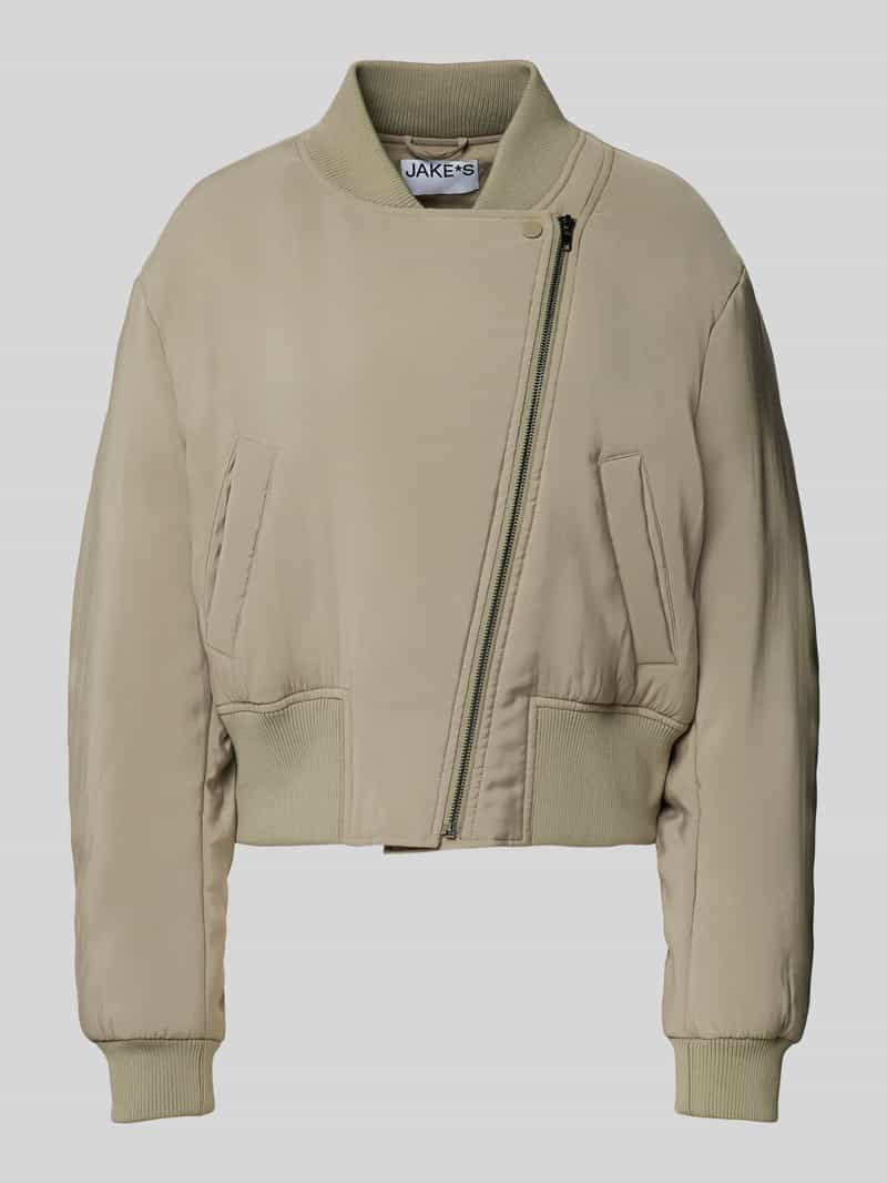 Bomberka z prążkowanymi wykończeniami