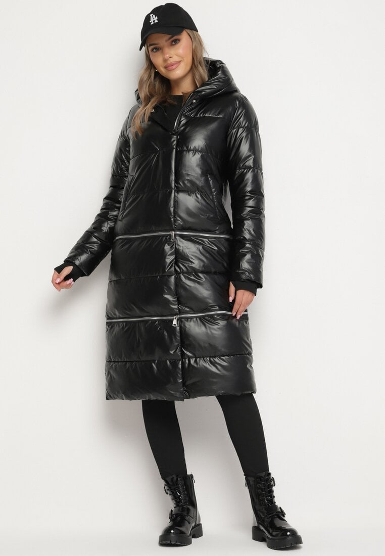 Czarna Kurtka z Kapturem i Szerokim Pikowaniem o Regulowanej Długości Ansanna