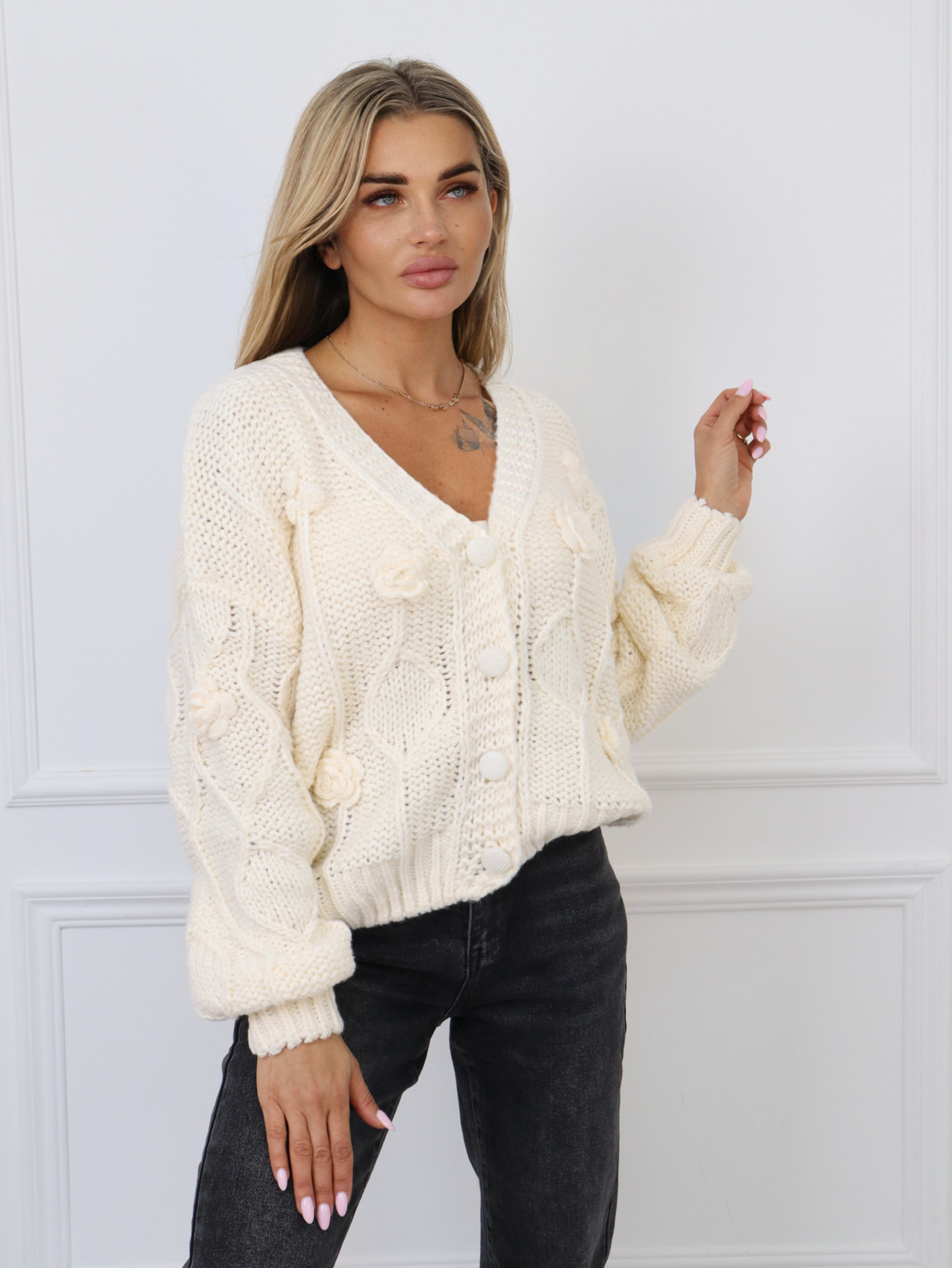 SWETER ROZPINANY Z OZDOBYMI NASZYWANYMI KWIATAMI-EKRI - Olika
