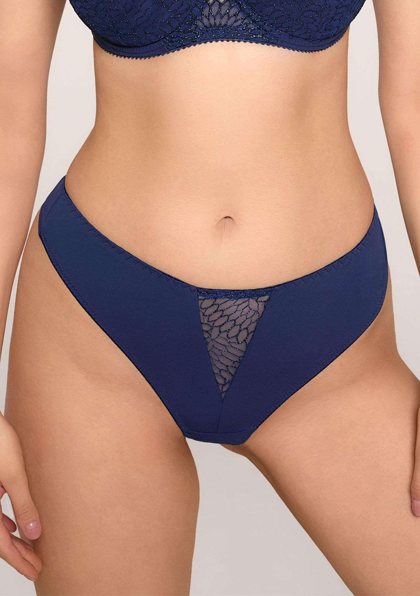 Stringi damskie klasyczne z mieniącym się haftem Sapphire Poupee Marilyn - POUPEE